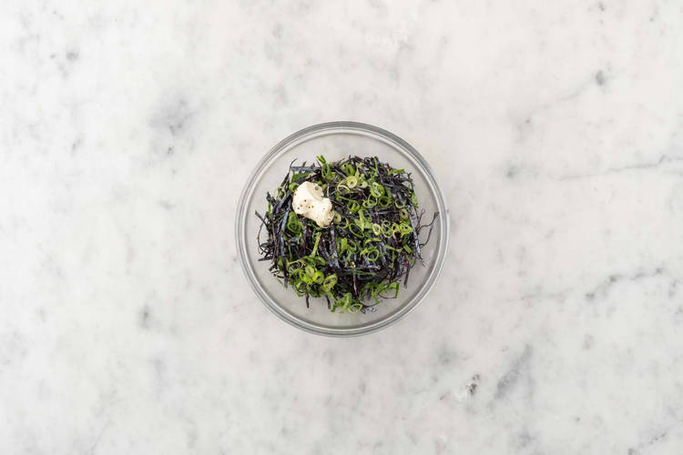 Faire la salade de chou à la coriandre et aux oignons verts