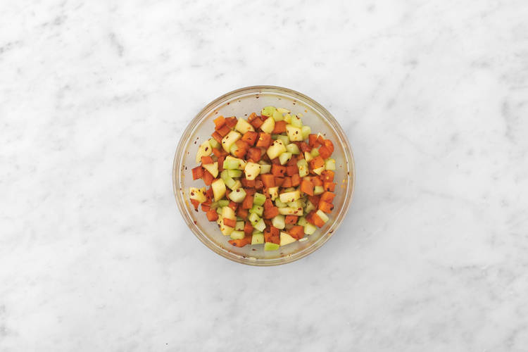 Preparare insalata e pollo