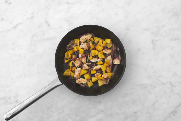 Cuire les légumes et le poulet