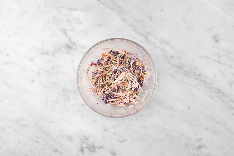Faire le coleslaw