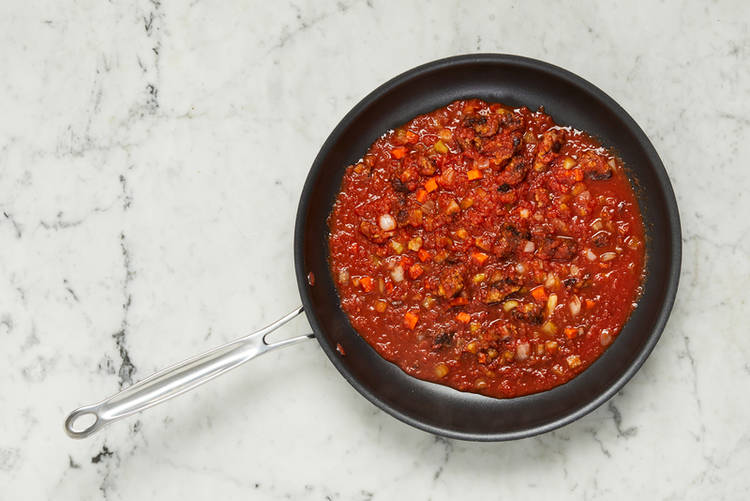 Faire bouillir l’eau et préparer la sauce