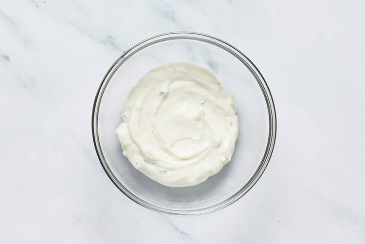 Préparer la sauce au yogourt citronné