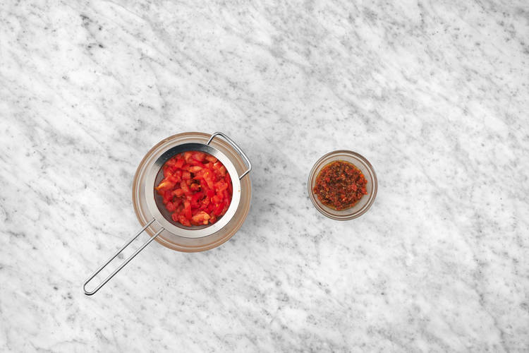 Prepara el tartar de tomate