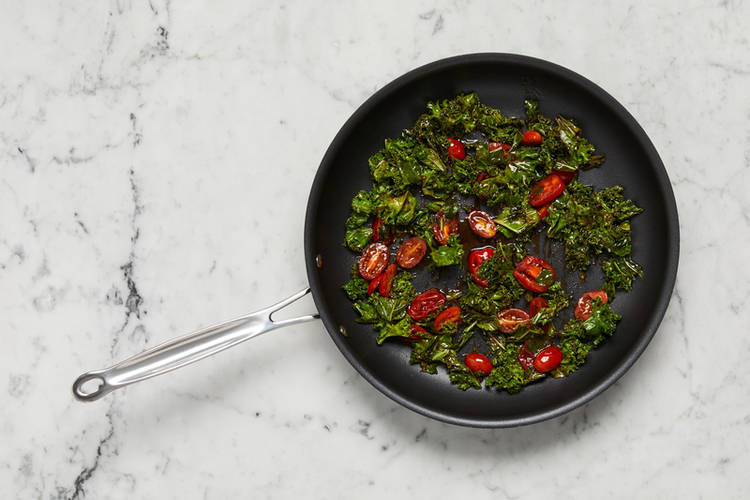 Cuire les tomates et le chou frisé