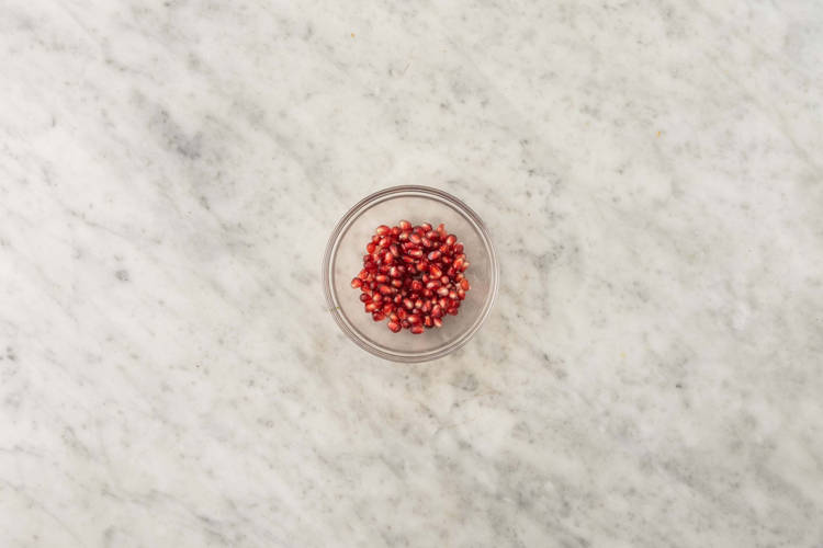 Prepare the pomegranate