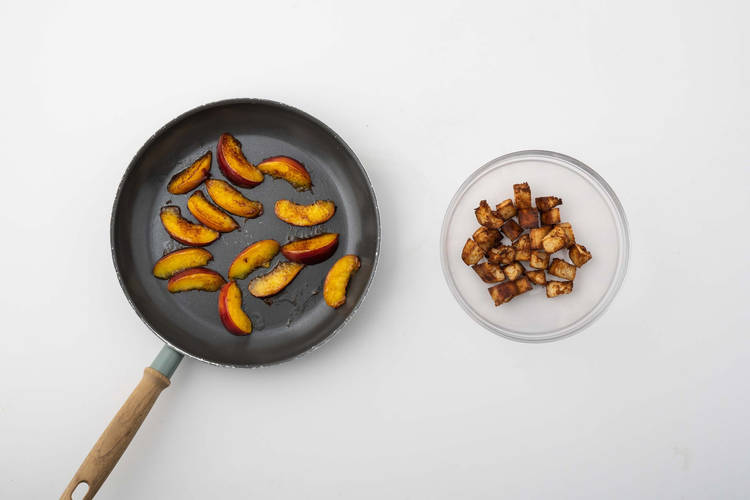 Croutons en nectarines bakken