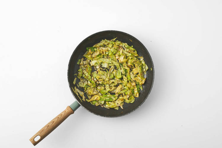Fry the cabbage