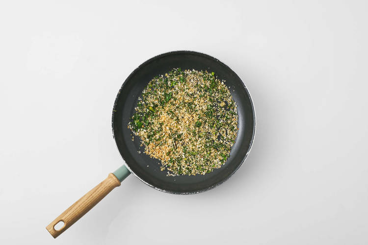 Panko en pijnboompitten roosteren.