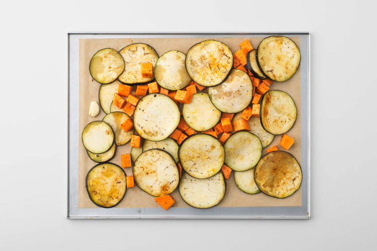 Zoete aardappel en aubergine bakken