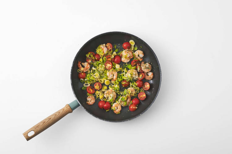 Groenten en garnalen bakken