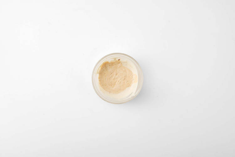 Tahin-yoghurtdressing maken