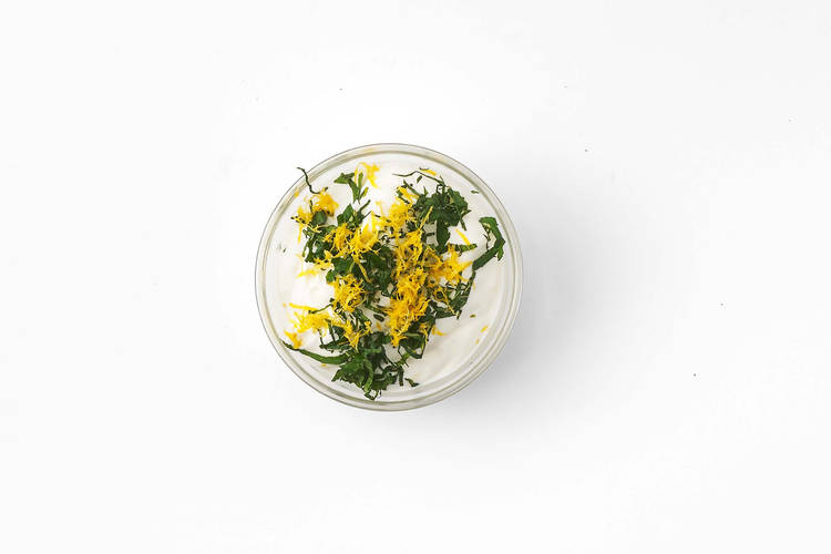 Munt-yoghurtdressing maken