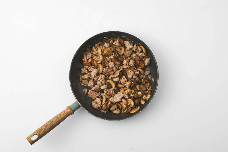 Champignons en worst bakken