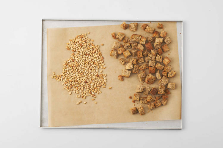 Croutons en pijnboompitten roosteren