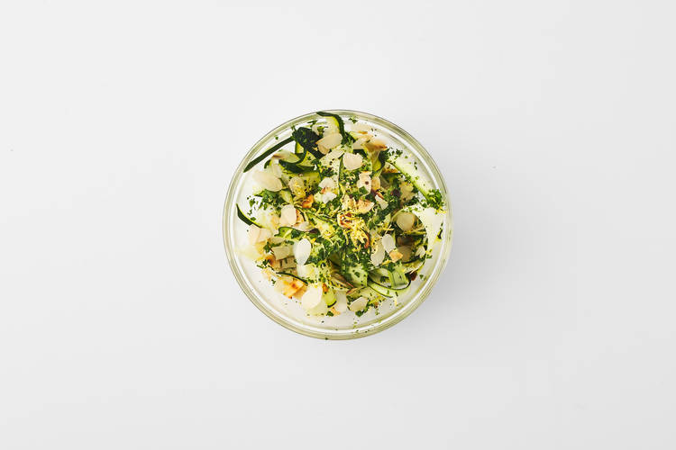 Courgettesalade maken