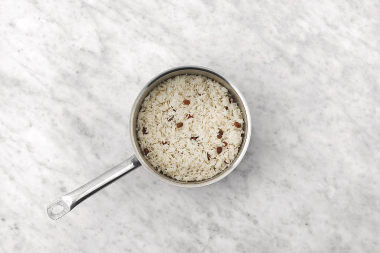 Cook the currant rice