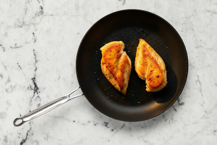 Saisir et rôtir le poulet