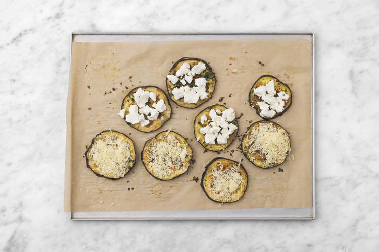 Agrega el queso sobre la berenjena