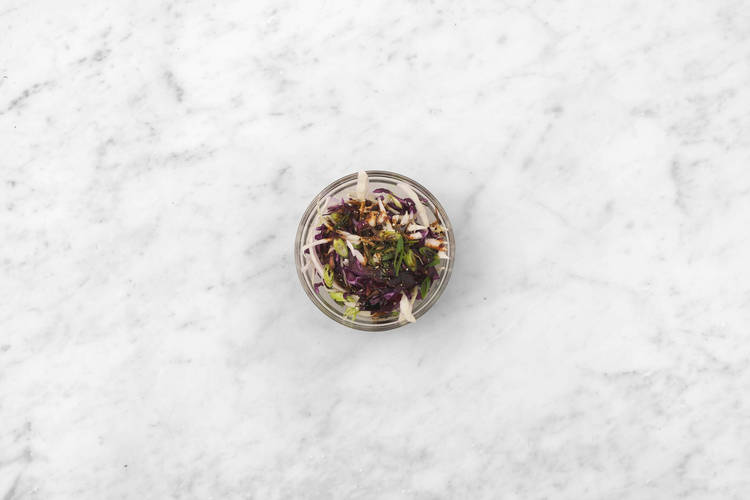 Préparer la salade de chou et  servir