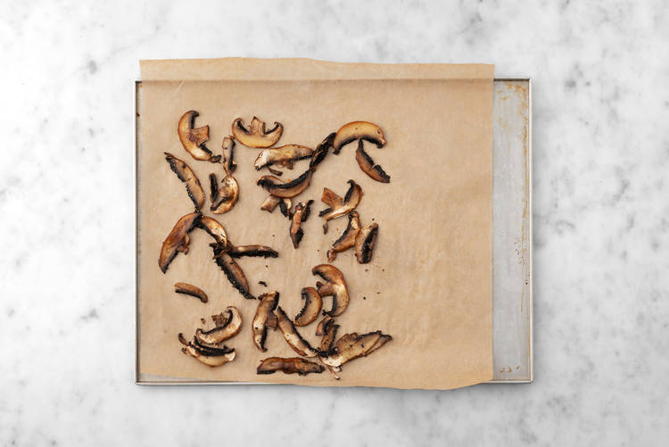 Bag svampe og broccoli