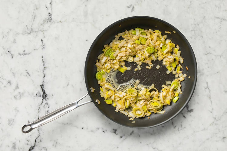 Commencer la sauce et couper les pappardelles