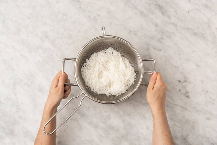 Konjak-Nudeln einweichen