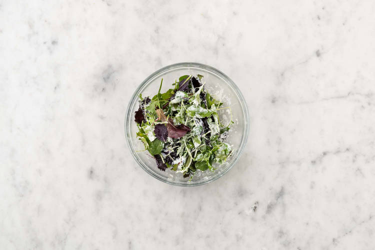 Salat marinieren