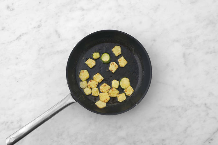 Cocina los dados de calabacín