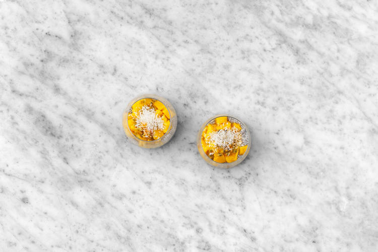 Server mango-passionsfrugtchiagrød