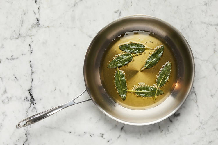 Frire la sauge et préparer le haloumi