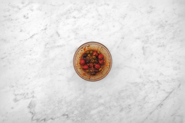 Préparer le mélange tomates-olives