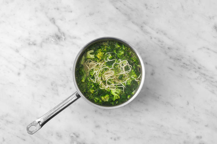 Koka nudlar och broccoli