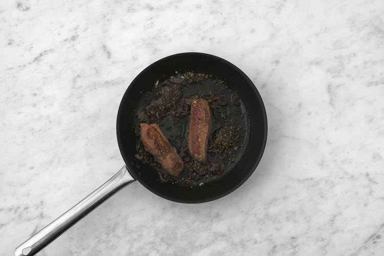 Cuire la viande et faire la sauce