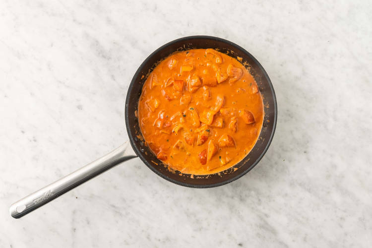 Laga tomatsås och kyckling
