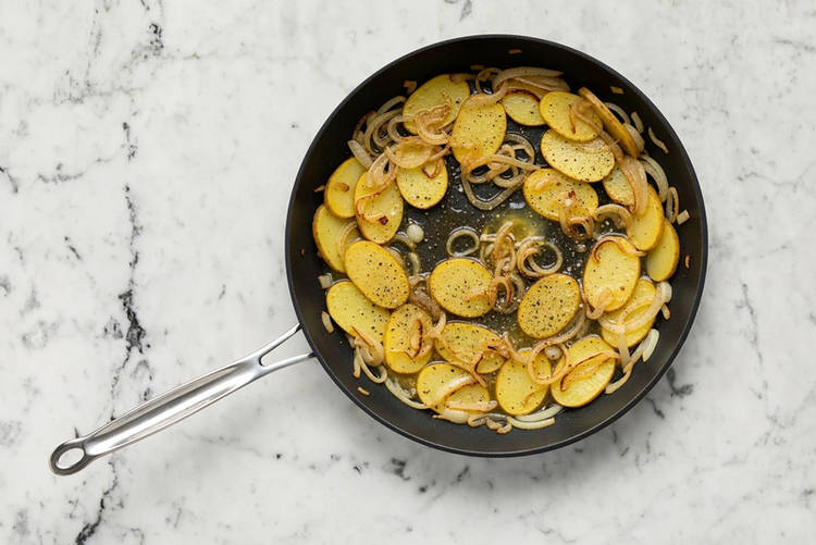 Assaisonner les pommes de terre et préparer le canard