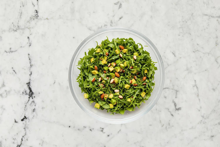 Cuire les pommes de terre et préparer la salade