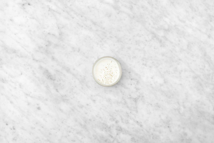 Lav hvidløgyoghurt og steg rejer