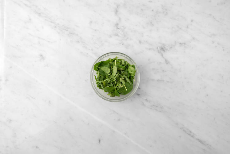 Preparare la salsa e condire l'insalata
