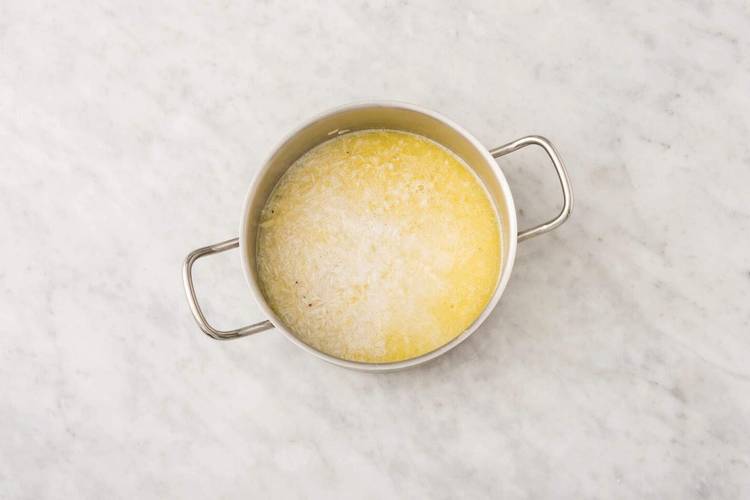 Cook the garlic rice 