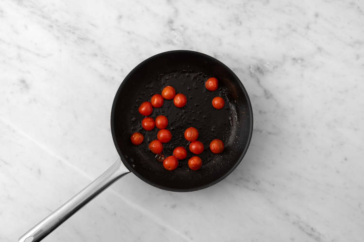 Fry the tomatoes