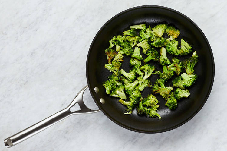 Cuire le brocoli et préparer les steaks