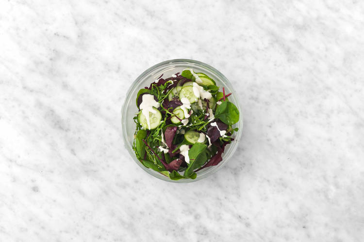 Mélanger la salade de chou