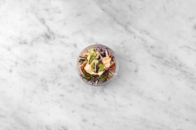 Assaisonner la salade de chou