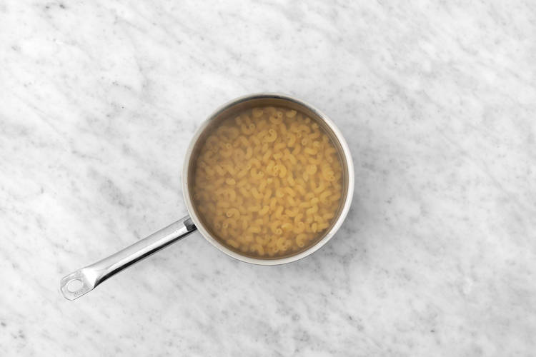 Cuire les cavatappis et préparer