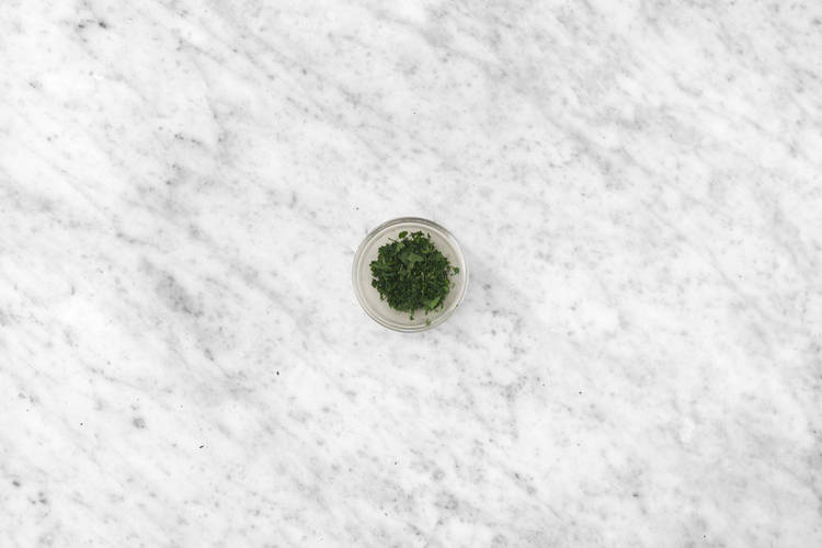 Tritare il prezzemolo