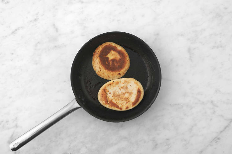 Frire le haloumi et les pains plats