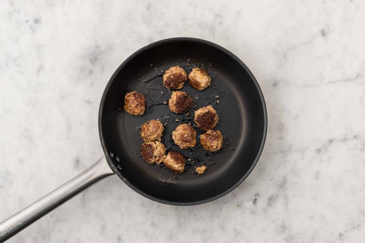 Cuocere le polpette 