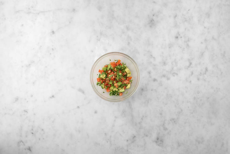 Prepara el pico de gallo