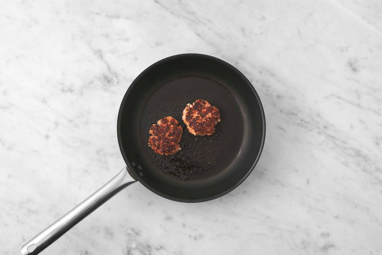 Forma y cocina las hamburguesas