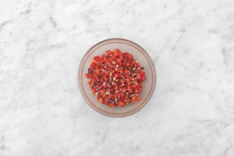 Prepara el pico de gallo